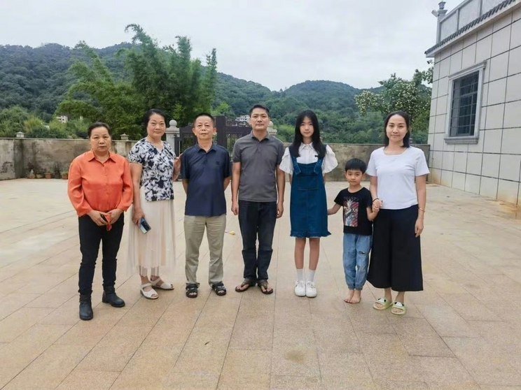 The kind-hearted person who knelt down to stop the car on Guangdong Meida Expressway has been found!