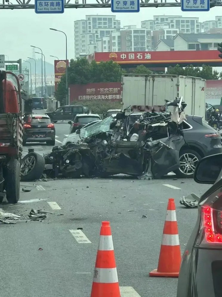 Police issued a notice when a Cayenne rear-ended multi-car collision in Ningbo