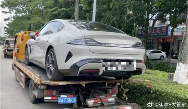 Xiaomi SU7 rushed out of the parking lot, causing casualties to passers-by police report: Driver did not operate properly