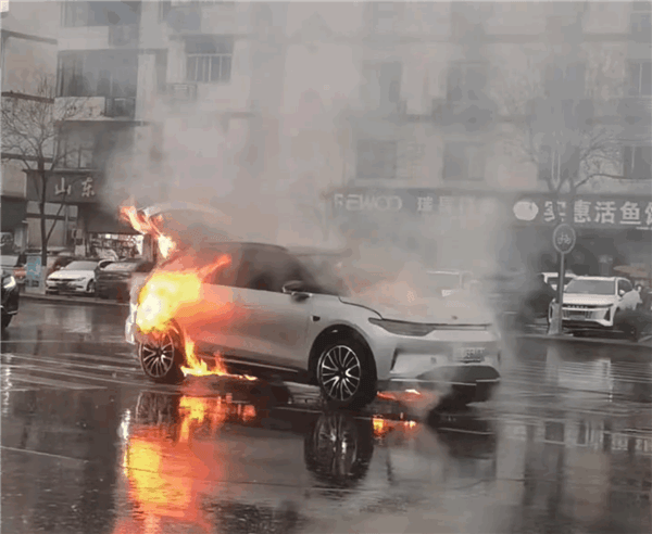 C11 caught fire on the streets of Guangzhou: smoke filled the sky and the whole vehicle was swallowed by the fire