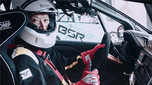 Only by loving a car can you build a good car! Lei Jun's professional racing driver's license: he earned it from sweating