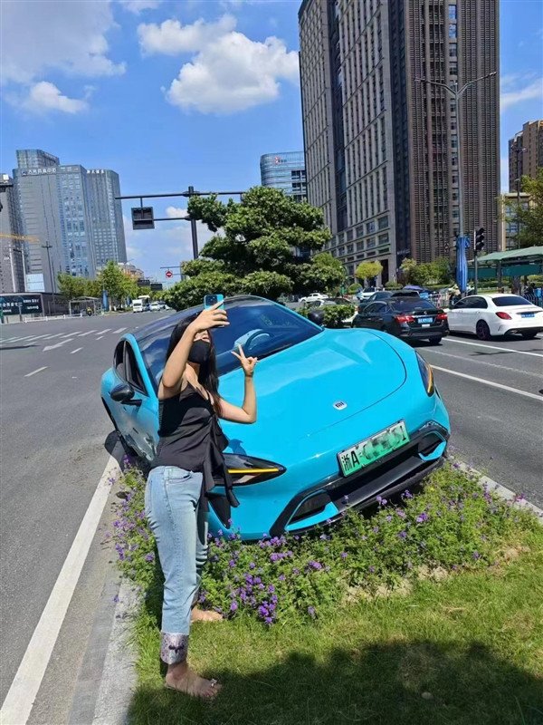 Beautiful woman drove millet SU7 in an accident and rushed to the flower bed: She is fine, take photos first