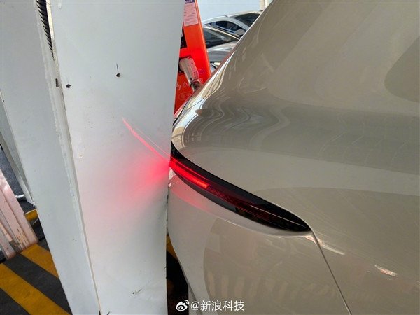 Zhiji's automatic parking hit a pillar and asked the owner to use his own insurance for repair