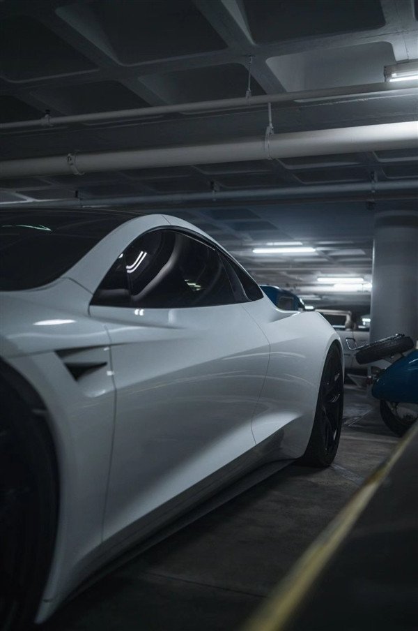 You can fly! Tesla's new generation Roadster car exposed