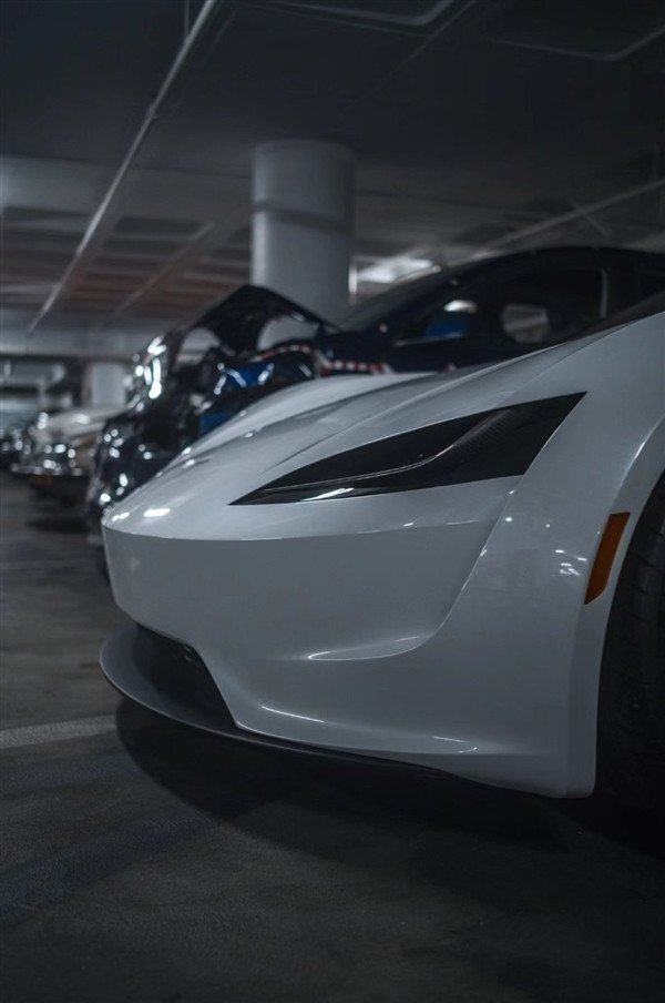 You can fly! Tesla's new generation Roadster car exposed