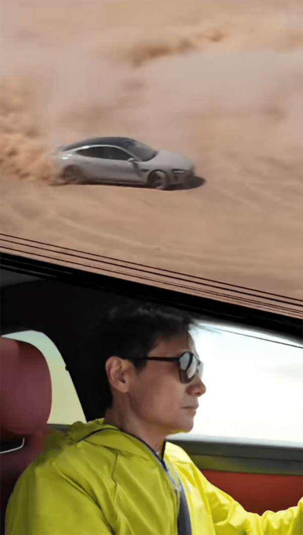 Lei Jun wears sunglasses and drives the SU7 to drift in the desert! Netizen: Handsome can shoot "Speed and Passion"