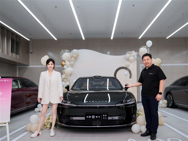 Huawei star car owner +1 Yang Mi Tienti enjoys the world S9 Ultra: Yu Chengdong delivered the car personally