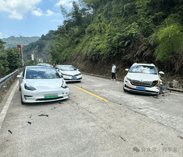 Tesla was hit by Skoda and turned into an accident! Tesla owners claim 60,000 yuan in depreciation charges