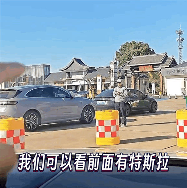 NIO car owners show superiority: charging piles in the service area are lined up for NIO to replace the electricity in 3 minutes