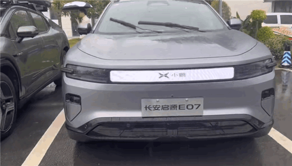 Advanced gameplay on the front face of Changan Qiyuan E07 screen: the car logo can be changed into Xiaomi and Ferrari