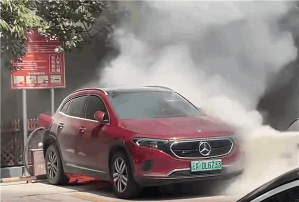 A Mercedes-Benz EQA burst into flames: the owner's house was almost burned down