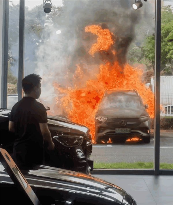 A Mercedes-Benz EQA burst into flames: the owner's house was almost burned down