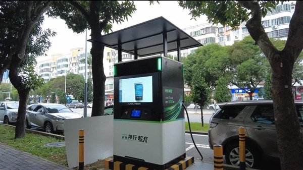 Parking on the roadside in 3 minutes to charge 150 kilometers: trial operation of Shenzhen's first roadside supercharging station