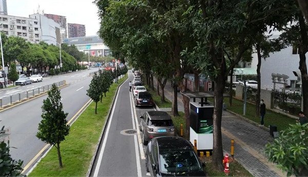 Parking on the roadside in 3 minutes to charge 150 kilometers: trial operation of Shenzhen's first roadside supercharging station