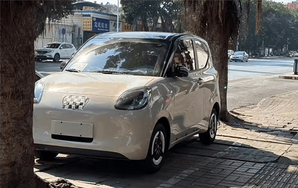 The new Hongguang MINIEV real car exposure: more Q, more round and cuter