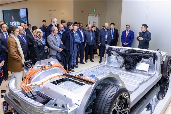 Foreign ambassadors visit Xiaomi Automobile Factory: They want to buy a SU7 on the spot and drive it home