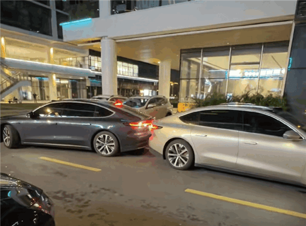 Two NIO automatic parking stations grab the same parking space: two cars will be polite to each other if they don't hit each other