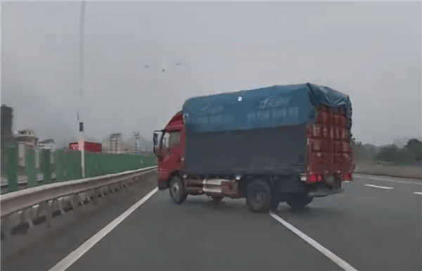 The Jikrypton 001 highway crashed into a continuous lane changing truck: protect the owner well