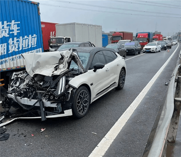 The Jikrypton 001 highway crashed into a continuous lane changing truck: protect the owner well