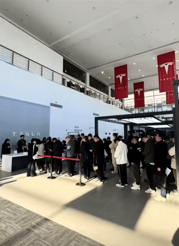 Tesla responds to a Hefei store queuing up to buy a car: it is true that the down payment is 5.6 million yuan to drive a new car