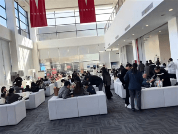 Tesla responds to a Hefei store queuing up to buy a car: it is true that the down payment is 5.6 million yuan to drive a new car