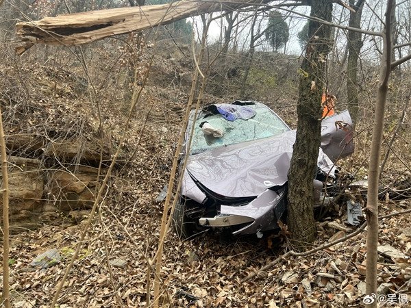 Millet SU7 rushed down a nearly 30-meter steep slope and rolled into a tree, causing it to be scrapped: the three people in the car were protected well