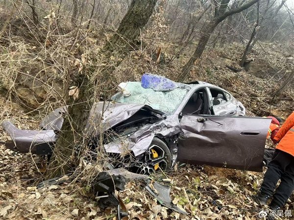 Millet SU7 rushed down a nearly 30-meter steep slope and rolled into a tree, causing it to be scrapped: the three people in the car were protected well