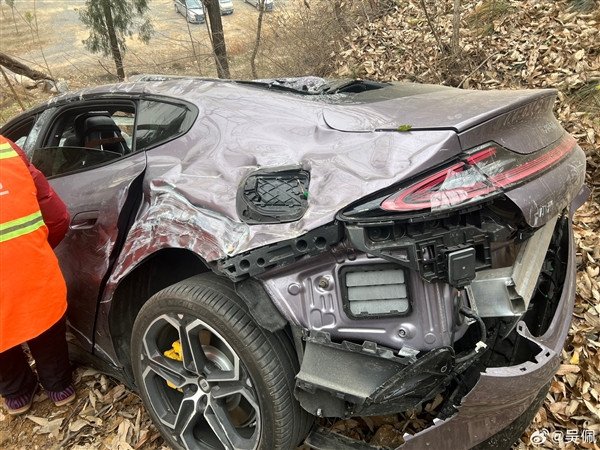 Millet SU7 rushed down a nearly 30-meter steep slope and rolled into a tree, causing it to be scrapped: the three people in the car were protected well