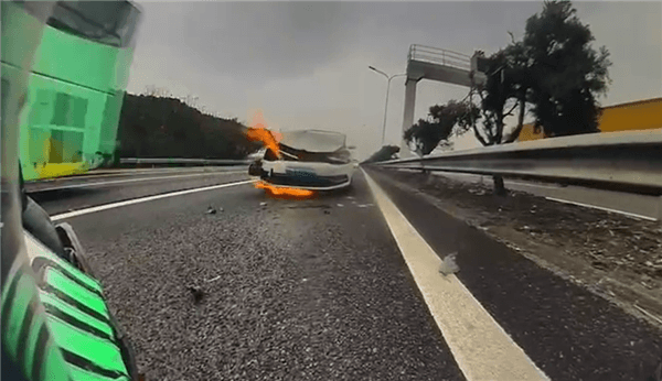 Xiaomi was rear-ended on the SU7 Expressway: the blue tanker spontaneously ignited and caught fire