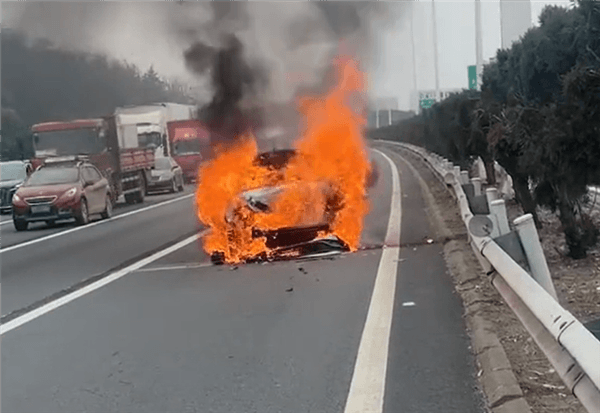 Xiaomi was rear-ended on the SU7 Expressway: the blue tanker spontaneously ignited and caught fire