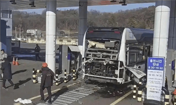 A hydrogen-fueled bus explosion in South Korea seriously injured three people: the city suspended all hydrogen-fueled buses